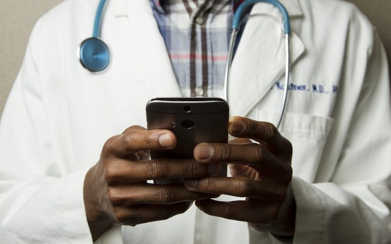 Vendra clinic management software — doctor consulting patient at medical reception